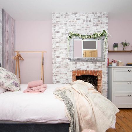Cosy 3 Bedroom House - Private & Central - Ultra Wifi Canterbury Dış mekan fotoğraf